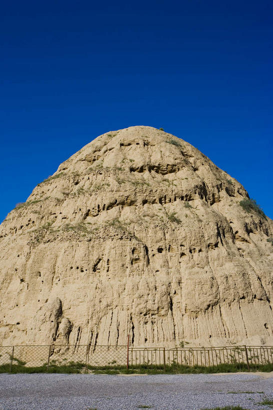 无人,竖图,室外,白天,正面,旅游,度假,草地,草坪,名胜古迹,植物,标志建筑,道路,地标,建筑,路,中国,亚洲,阴影,遗迹,光线,影子,小路,交通,古迹,文物,娱乐,建设,古建筑,草,蓝色,绿色,蓝天,天空,阳光,天,享受,休闲,墓地,旅游胜地,放松,晴朗,坟墓,陵墓,坟场,古文明,东亚,宁夏,西夏王陵,银川,万里无云,首府,中华人民共和国,西北地区,银川市,宁夏回族自治区,宁,晴空,晴空万里,彩图,贺兰山,西夏帝陵