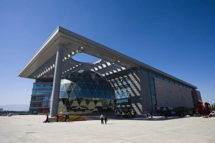 无人,横图,室外,白天,仰视,旅游,度假,技术,窗户,落地窗,标志建筑,地标,建筑,中国,亚洲,一排,许多,阴影,研究,整齐,并列,并排,光线,科学,影子,很多,教育,娱乐,建设,玻璃窗,架子,排列,蓝色,蓝天,天空,阳光,天,享受,休闲,旅游胜地,放松,晴朗,展览,支撑,固定,队列,欣赏,科技馆,平行,陈列,玻璃幕墙,东亚,宁夏,银川,万里无云,首府,中华人民共和国,西北地区,银川市,宁夏回族自治区,宁,晴空,晴空万里,彩图,低角度拍摄,科学技术馆,宁夏科技馆