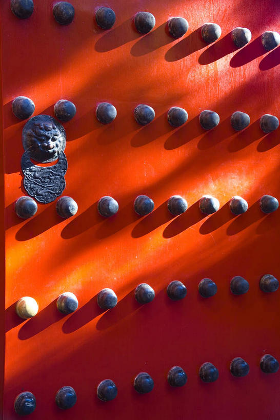 无人,故宫,宫殿,竖图,室外,白天,正面,旅游,度假,名胜古迹,门,标志建筑,地标,建筑,北京,中国,亚洲,一排,许多,阴影,遗迹,整齐,装饰,并列,并排,光线,影子,首都,很多,古迹,文物,娱乐,建设,古建筑,排列,一个,红色,阳光,把手,门把手,门框,紫禁城,享受,休闲,旅游胜地,放松,单个,华丽,修饰,门把,点缀,宫廷,队列,平行,古文明,东亚,中华人民共和国,东城区,北京市,京,北平,华北地区,衬托,美观,雅致,雅观,王宫,拉手,彩图,故宫博物院,皇宫,北京紫禁城,北京故宫,加固,门钉