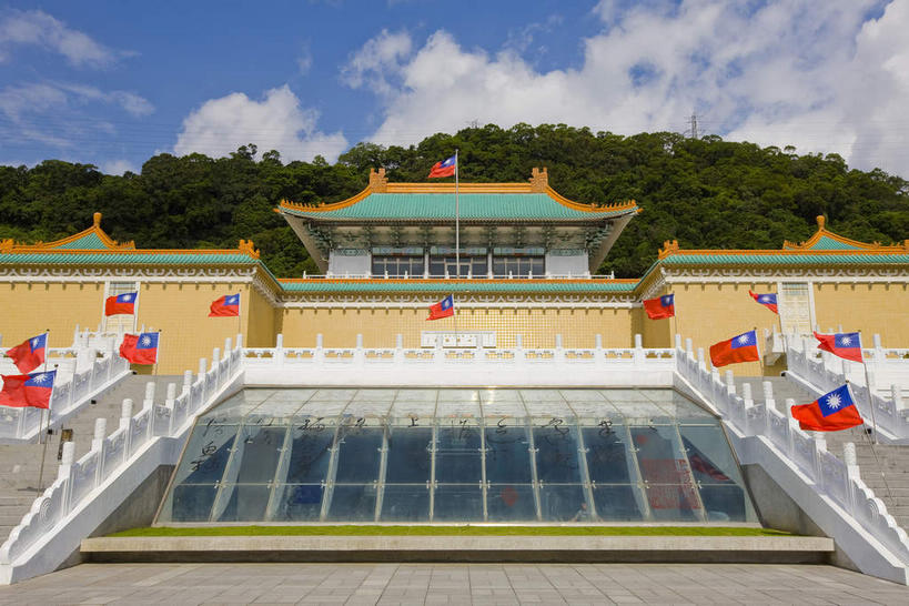 无人,宫殿,栏杆,横图,室外,白天,仰视,旅游,度假,名胜古迹,山,山脉,植物,楼梯,标志建筑,地标,建筑,旗帜,台湾,中国,亚洲,一排,许多,阴影,遗迹,整齐,并列,并排,光线,扶手,瓦片,影子,阶梯,墙,屋顶,屋檐,山峰,云,云朵,山峦,很多,云彩,顶棚,古迹,文物,娱乐,旗子,建设,古建筑,护栏,檐,墙壁,墙面,台阶,树,树木,排列,红色,蓝色,绿色,白云,蓝天,天空,阳光,自然,群山,天,享受,休闲,旅游胜地,放松,生长,晴朗,成长,宫廷,队列,平行,古文明,东亚,台北,港澳台,中华人民共和国,省会,旌旗,旗号,台北市,台湾省,王宫,士林,士林区,台北故宫博物院,外双溪,中山博物院,晴空,彩图,低角度拍摄,皇宫,台