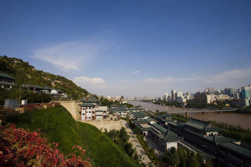 无人,家,横图,室外,白天,正面,旅游,度假,河流,水,植物,标志建筑,大桥,地标,建筑,桥梁,中国,亚洲,阴影,光线,瓦片,影子,房屋,屋顶,屋檐,屋子,河水,水流,云,云朵,桥,云彩,顶棚,娱乐,建设,楼房,铁桥,檐,拱桥,住宅,树,树木,蓝色,绿色,白云,蓝天,天空,阳光,自然,天,享受,休闲,旅游胜地,放松,生长,晴朗,成长,悬索桥,东亚,甘肃,甘肃省,桁架拱桥,中华人民共和国,省会,西北地区,兰州,兰州市,甘,晴空,彩图,房子,黄河铁桥,兰州黄河铁桥,兰州中山桥,天下黄河第一桥,中山桥