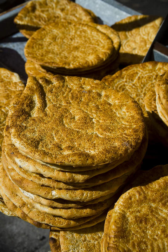 无人,竖图,俯视,室外,特写,白天,餐桌,桌子,一排,许多,阴影,朦胧,模糊,整齐,光线,影子,芝麻,很多,排列,阳光,餐台,堆,队列,馕,馕饼,脂麻,胡麻,白麻,巨胜子,油麻,胡饼,埃特买克,炉饼,尤哈,彩图,高角度拍摄