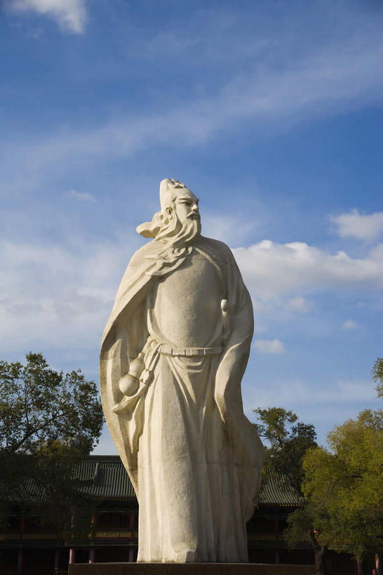 东方人,一个人,无人,公园,站,竖图,室外,白天,正面,民族服装,度假,美景,树林,植物,城市风光,城市,帽子,雕塑,中国,亚洲,仅一个男性,仅一个人,阴影,服装,艺术,装饰,光线,雕刻,雕像,影子,景观,云,云朵,云彩,扭头,注视,黄种人,娱乐,石雕,树,树木,仅一个年轻男性,一个,衣服,蓝色,绿色,白云,蓝天,天空,阳光,自然,披肩,工艺品,天,观察,看,站着,转头,享受,休闲,景色,放松,服饰,生长,晴朗,单个,成长,观看,纪念,美术,察看,衣着,穿着,关注,主题,陈列,东亚,乌鲁木齐,新疆,首府,中华人民共和国,功能,美学,乌鲁木齐市,新疆维吾尔自治区,西北地区,衣饰,男人,男性,年轻男性,亚洲人,晴空,站立,半身,彩图,传统服装,民俗服,云肩,天山区,新,同乐公园,乌鲁木齐人民公园,西公园