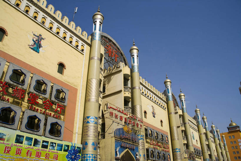 无人,商店,横图,室外,白天,仰视,购物,度假,消费,美景,窗户,城市风光,超市,城市,商场,指示牌,中国,亚洲,一排,许多,吊挂,悬挂,阴影,整齐,光线,标志,文字,影子,柱子,字符,墙,景观,横幅,很多,挂,娱乐,标识,玻璃窗,墙壁,墙面,排列,蓝色,蓝天,天空,阳光,天,享受,休闲,汉字,景色,放松,金融,百货,晴朗,队列,中文,选购,贸易,百货公司,东亚,乌鲁木齐,新疆,国际大巴扎,万里无云,首府,中华人民共和国,血拼,国文,华文,乌鲁木齐市,新疆维吾尔自治区,西北地区,大巴扎,晴空,晴空万里,彩图,低角度拍摄,购物商场,购物中心,商业中心,二道桥,二道桥商业圈,天山区,新疆国际大巴扎,新