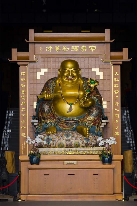 东方人,秃头,一个人,无人,寺庙,栏杆,坐,笑,微笑,露齿笑,竖图,室内,白天,正面,旅游,度假,幸福,名胜古迹,植物,标志建筑,地标,建筑,玉,雕塑,台湾,中国,对联,亚洲,仅一个男性,仅一个人,仅一个中年男性,握,阴影,节日,遗迹,艺术,装饰,盛开,反射,标志,雕刻,雕像,盆栽,文字,影子,字符,手工艺品,墙,围栏,盆景,燃烧,拿,花蕾,拿着,注视,黄种人,古迹,文化,文物,娱乐,标识,建设,古建筑,弥勒佛,护栏,墙壁,墙面,花,花瓣,花朵,鲜花,一个,绿色,自然,香火,工艺品,庙宇,花苞,花蕊,观察,看,祈祷,享受,休闲,健康,金色,汉字,旅游胜地,放松,握着,许愿,宗教,奢侈品,佛教,信仰,生长,单个,成长,观看,纪念,佛珠,祈求,玉器,美术,吉祥,贵重,察看,珍贵,高雅,关注,中国文化,中文,主题,陈列,玉石,古文明,东亚,念珠,袈裟,如意,南投县,港澳台,中华人民共和国,功能,美学,自信心,品位,国文,华文,布袋和尚,布袋神,弥勒,弥勒菩萨,台湾省,释教,法衣,宝贵,念佛珠,数珠,诵珠,南投,平安,男人,男性,中年男性,亚洲人,光头,无发,坐着,彩图,全身,庙,寺,对子,楹联,玉如意,加沙,迦逻沙曳,迦沙,袈裟野,莲服,僧衣,台,大肚弥勒佛,大肚弥来佛,埔里镇,中台禅寺