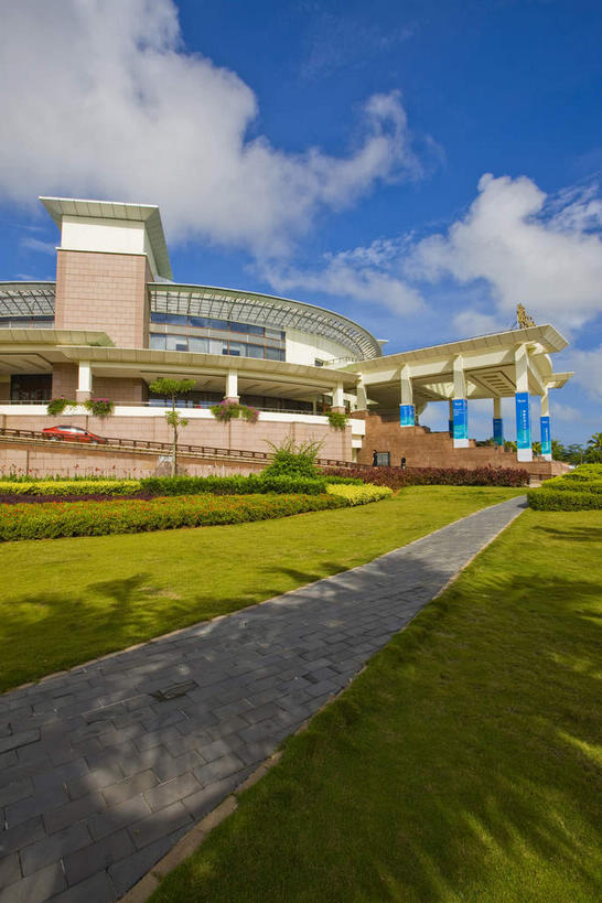 无人,栏杆,竖图,室外,白天,仰视,度假,草地,草坪,美景,植物,窗户,城市风光,城市,道路,路,公路,三亚,中国,亚洲,一排,许多,阴影,整齐,光线,影子,柱子,墙,景观,云,云朵,围栏,交通,很多,云彩,娱乐,护栏,玻璃窗,墙壁,墙面,草,树,树木,海南,排列,蓝色,绿色,白云,蓝天,天空,阳光,自然,天,享受,休闲,景色,放松,海南省,生长,晴朗,成长,队列,东亚,三亚湾,三亚市,中华人民共和国,华南地区,琼,晴空,马路,彩图,低角度拍摄,三亚湾度假区,三亚亚太国际会议中心,亚太国际会议中心