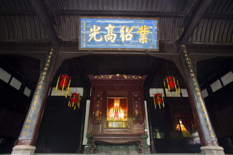 无人,横图,室内,白天,仰视,旅游,度假,天花板,桌面,桌子,标志建筑,地标,建筑,照明,雕塑,中国,对联,亚洲,吊挂,悬挂,阴影,艺术,装饰,反射,木制,标志,灯笼,雕刻,雕像,牌匾,文字,香炉,影子,纸灯笼,柱子,字符,手工艺品,木桌,墙,挂,文化,娱乐,标识,建设,墙壁,墙面,一个,木制品,工艺品,灯具,四个,享受,休闲,汉字,旅游胜地,放松,祠堂,四川省,单个,纪念,照亮,美术,祭奠,祭祀,高雅,照明设备,中国文化,中文,主题,祭坛,陈列,祠庙,东亚,四川,成都,成都市,中华人民共和国,省会,西南地区,功能,美学,自信心,品位,国文,华文,川,敬拜,武侯祠,彩图,低角度拍摄,对子,楹联,君臣合祀祠庙,木桌子