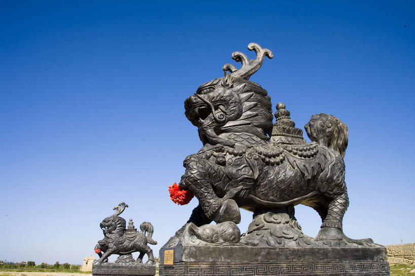 无人,站,横图,室外,白天,仰视,度假,幸福,美景,树林,植物,城市风光,城市,鸟,野生动物,雕塑,吊挂,悬挂,阴影,艺术,装饰,光线,鸟类,雕刻,雕像,丝绸,丝带,影子,景观,缎带,挂,娱乐,绸带,树,树木,红色,蓝色,绿色,蓝天,天空,阳光,自然,动物,工艺品,天,站着,张嘴,两只,享受,休闲,景色,放松,抬脚,生长,晴朗,成长,纪念,麒麟,美术,吉祥,主题,陈列,张大嘴巴,朱鹭,万里无云,功能,美学,长寿,灵兽,日本风头鹮,朱鹮,太平,晴空,晴空万里,张开嘴,站立,彩图,低角度拍摄,全身,祥兽,隐鹮