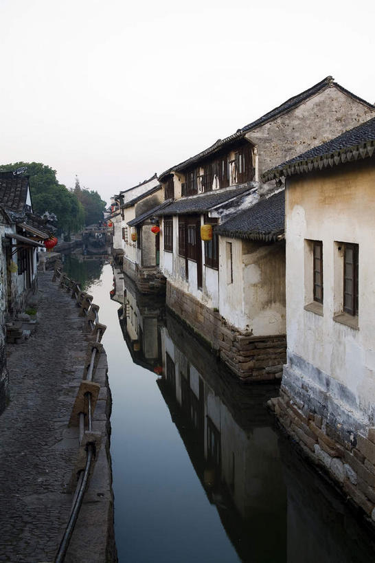 无人,家,竖图,室外,白天,正面,旅游,度假,河流,名胜古迹,水,植物,标志建筑,地标,建筑,周庄,中国,亚洲,遗迹,纹路,瓦片,纹理,房屋,墙,屋顶,屋檐,屋子,河水,水流,乌云,云,阴天,云朵,云彩,顶棚,古迹,文物,娱乐,建设,古建筑,江苏,楼房,檐,墙壁,墙面,住宅,树,树木,绿色,倒影,天空,自然,天,享受,休闲,旅游胜地,放松,生长,成长,倒映,昏暗,阴沉,古文明,东亚,江苏省,昆山,昆山市,周庄镇,肌理,中华人民共和国,华东地区,苏,中国第一水乡,反照,鹿城,贞丰里,彩图,房子