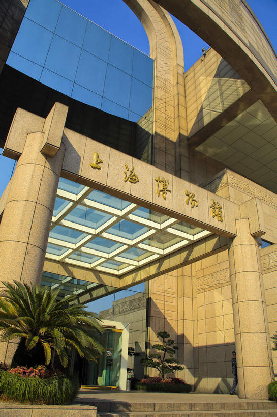 无人,博物馆,竖图,室外,白天,仰视,旅游,度假,标志建筑,地标,建筑,上海,中国,亚洲,阴影,研究,光线,标志,文字,影子,柱子,字符,教育,娱乐,标识,建设,蓝色,蓝天,天空,阳光,人民广场,天,享受,休闲,汉字,旅游胜地,放松,上海博物馆,晴朗,展览,申,欣赏,中文,陈列,黄浦区,东亚,上海市,万里无云,中华人民共和国,沪,华东地区,国文,华文,典藏,上海人民广场,晴空,晴空万里,彩图,低角度拍摄