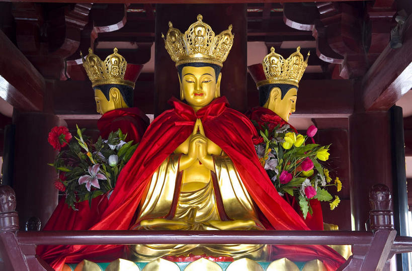 东方人,无人,三个人,寺庙,坐,盘腿,横图,室内,白天,正面,旅游,度假,名胜古迹,标志建筑,地标,建筑,雕塑,中国,亚洲,服装,节日,遗迹,艺术,装饰,纹路,雕刻,雕像,头饰,纹理,燃烧,祝福,黄种人,古迹,文化,文物,娱乐,建设,古建筑,江苏,苏州,虔诚,衣服,红色,发夹,发饰,夹子,香火,工艺品,庙宇,祈祷,双手合十,享受,休闲,健康,金色,旅游胜地,放松,许愿,宗教,服饰,信仰,纪念,祈求,美术,衣着,穿着,主题,感谢,合掌,陈列,古文明,东亚,江苏省,苏州市,寒山寺,肌理,合十礼,合掌礼,中华人民共和国,合十,莲华合掌,感恩,华东地区,苏,功能,美学,衣饰,古城区,枫桥镇,金阊区,平安,男人,男性,中年男性,亚洲人,盘腿而坐,盘膝,盘着腿的,盘着腿坐,双腿交叉,坐着,半身,彩图,庙,寺