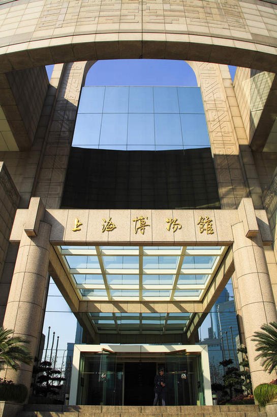 无人,博物馆,竖图,室外,白天,仰视,旅游,度假,标志建筑,地标,建筑,上海,中国,亚洲,阴影,研究,光线,标志,文字,影子,柱子,字符,教育,娱乐,标识,建设,蓝色,蓝天,天空,阳光,人民广场,天,享受,休闲,汉字,旅游胜地,放松,上海博物馆,晴朗,展览,申,欣赏,中文,陈列,黄浦区,东亚,上海市,万里无云,中华人民共和国,沪,华东地区,国文,华文,典藏,上海人民广场,晴空,晴空万里,彩图,低角度拍摄