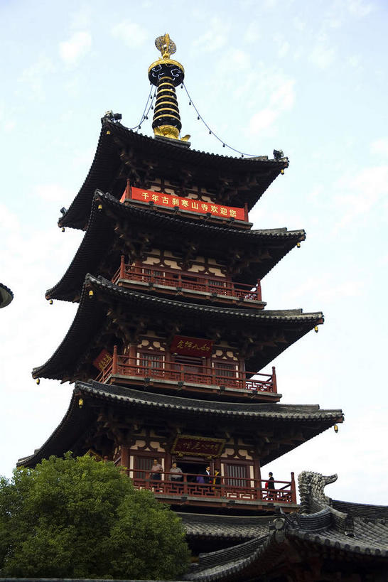 无人,竖图,室外,白天,仰视,旅游,度假,名胜古迹,植物,标志建筑,地标,建筑,中国,亚洲,阴影,遗迹,光线,瓦片,影子,屋檐,云,云朵,塔,云彩,古迹,文物,娱乐,建设,古建筑,江苏,苏州,檐,树,树木,蓝色,绿色,白云,蓝天,天空,阳光,自然,天,享受,休闲,旅游胜地,放松,生长,晴朗,成长,古文明,东亚,江苏省,苏州市,寒山寺,中华人民共和国,华东地区,苏,古城区,枫桥镇,金阊区,晴空,彩图,低角度拍摄,飞檐