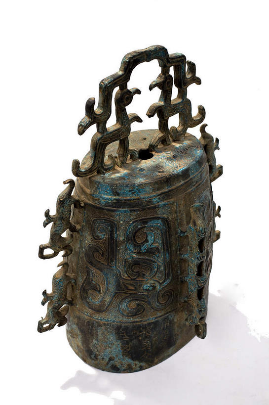 无人,竖图,俯视,室内,特写,白天,白色背景,静物,金属制品,纹路,金属,纹理,乐器,一个,摄影,影棚,单个,打击乐器,摄影棚,编钟,肌理,青铜,青铜器,彩图,高角度拍摄,影棚拍摄,拍摄,青铜制品,青铜编钟