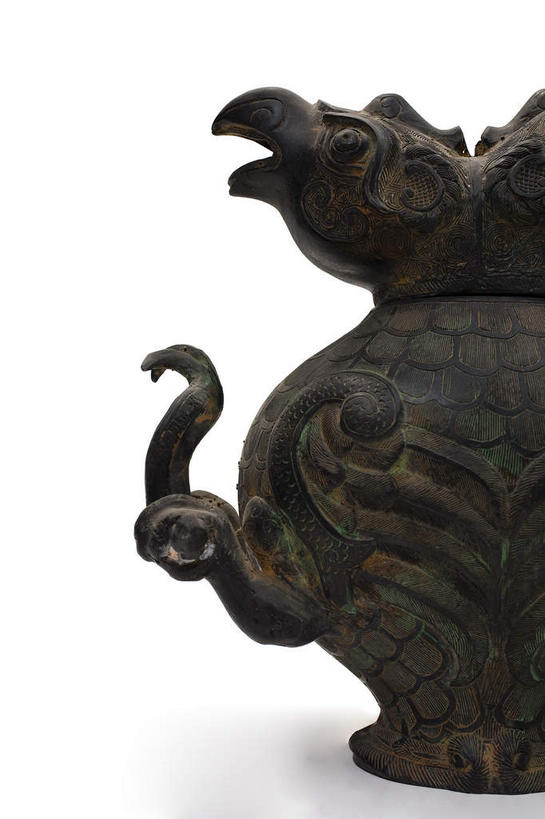 无人,竖图,室内,特写,白天,白色背景,正面,静物,金属制品,金属,壶,水壶,茶壶,摄影,影棚,摄影棚,青铜,青铜器,彩图,影棚拍摄,拍摄,青铜制品,双鱼穿带壶,双鱼壶