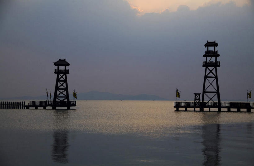 无人,横图,室外,白天,正面,度假,海浪,海洋,美景,日落,城市风光,城市,太湖,中国,亚洲,木板,景观,浪花,晚霞,霞光,落日,桥,木桥,背光,娱乐,江苏,无锡,架子,栈桥,海水,黄昏,享受,休闲,景色,彩霞,放松,人行桥,木板桥,支撑,固定,逆光,海景,东亚,三国城,江苏省,中华人民共和国,华东地区,苏,无锡市,夕照,薄暮,大海,风浪,海,海水的波动,近岸浪,涌浪,夕阳,彩图,傍晚,斜阳,无锡三国影视城