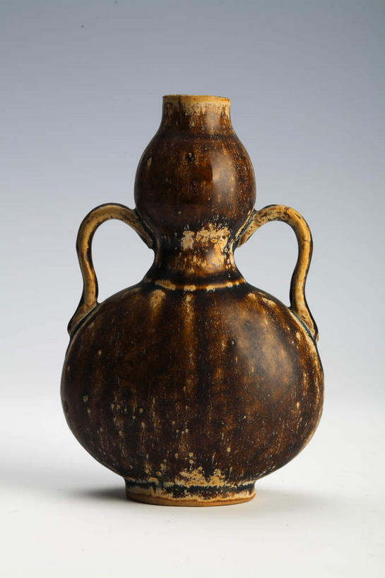 无人,竖图,室内,特写,白天,正面,静物,花瓶,灰色背景,陶瓷,褐色,陶瓷制品,古典,文化,文物,一个,瓶子,工艺品,摄影,影棚,单个,古董,古物,摄影棚,古玩,彩图,影棚拍摄,拍摄,葫芦瓶