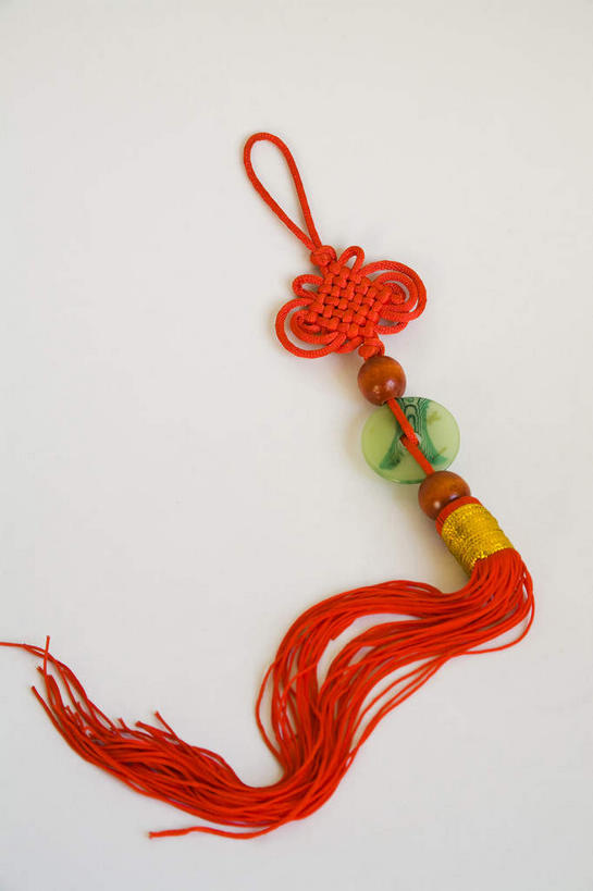 无人,竖图,俯视,室内,特写,白天,静物,玉,灰色背景,艺术,雕刻,手工艺品,文化,一个,红色,工艺品,中国结,摄影,奢侈品,玉雕,影棚,单个,玉器,贵重,珍贵,高雅,摄影棚,饰物,玉石,玉佩,自信心,品位,宝贵,彩图,高角度拍摄,影棚拍摄,拍摄