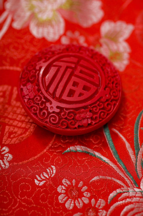 无人,竖图,俯视,室内,特写,白天,静物,工艺美术品,漆器,刺绣,花纹,艺术,盛开,纹路,圆形,标志,布,图案,图形,文字,纹理,圆,字符,手工艺品,艺术品,几何,花蕾,布纹,文化,标识,花,花瓣,花朵,鲜花,一个,红色,工艺品,花苞,花蕊,金色,汉字,单个,绣,工艺,布匹,美术,高雅,数学,中文,肌理,自信心,品位,国文,华文,彩图,高角度拍摄,几何图形,女红,针绣,针黹,黹,平面图形