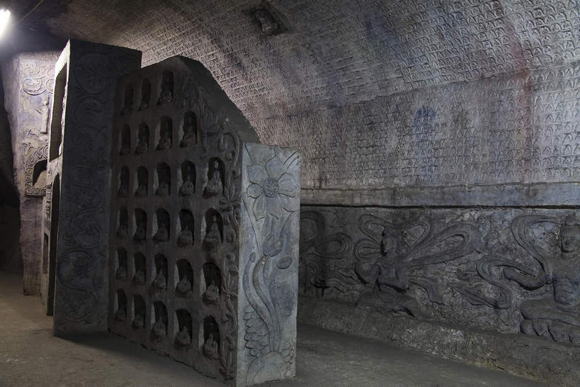 无人,横图,室内,白天,正面,旅游,度假,绘画,标志建筑,地标,建筑,雕塑,中国,亚洲,阴影,节日,艺术,装饰,反射,雕刻,雕像,浮雕,影子,墙,地面,文化,娱乐,建设,山东,墙壁,墙面,工艺品,祈祷,享受,休闲,健康,旅游胜地,放松,许愿,宗教,佛教,信仰,纪念,祈求,美术,主题,陈列,东亚,山东省,济南,中华人民共和国,华东地区,省会,功能,美学,鲁,济南市,释教,平安,画画,彩图,舜耕山,千佛山,历山,浅浮雕