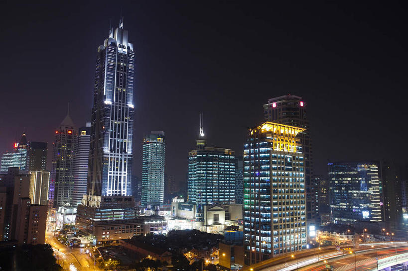 无人,高楼大厦,栏杆,横图,室外,夜晚,仰视,度假,美景,树林,植物,窗户,城市风光,城市,大桥,大厦,建筑,路灯,摩天大楼,桥梁,照明,上海,中国,亚洲,许多,阴影,光线,影子,墙,景观,高架,围栏,桥,灯光,很多,娱乐,建设,护栏,玻璃窗,墙壁,墙面,灯,树,树木,绿色,自然,享受,休闲,景色,放松,生长,成长,照亮,申,照明设备,高架桥,黄浦区,明天广场,东亚,上海市,高架道路,跨线桥,中华人民共和国,沪,华东地区,彩图,低角度拍摄,大楼,高层建筑,高楼,摩天楼,黄陂北路