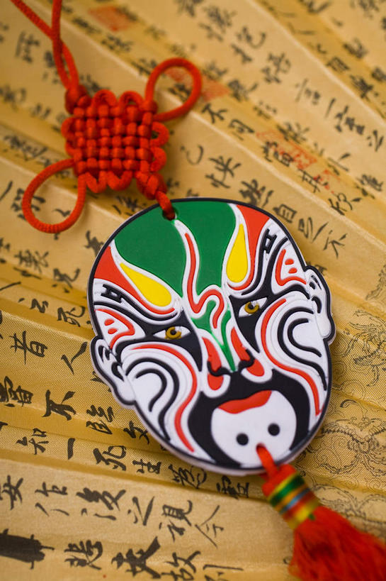 无人,竖图,俯视,室内,特写,白天,静物,一把,艺术,标志,面具,扇子,文字,折扇,纸扇,字符,手工艺品,清凉,凉爽,文化,标识,红色,脸谱,工艺品,中国结,汉字,高雅,中国文化,中文,饰物,京剧,戏曲,国粹,皮黄,自信心,品位,撒扇,国文,华文,彩图,高角度拍摄,国剧,京戏,平剧,中国戏曲,京剧脸谱,传统文化