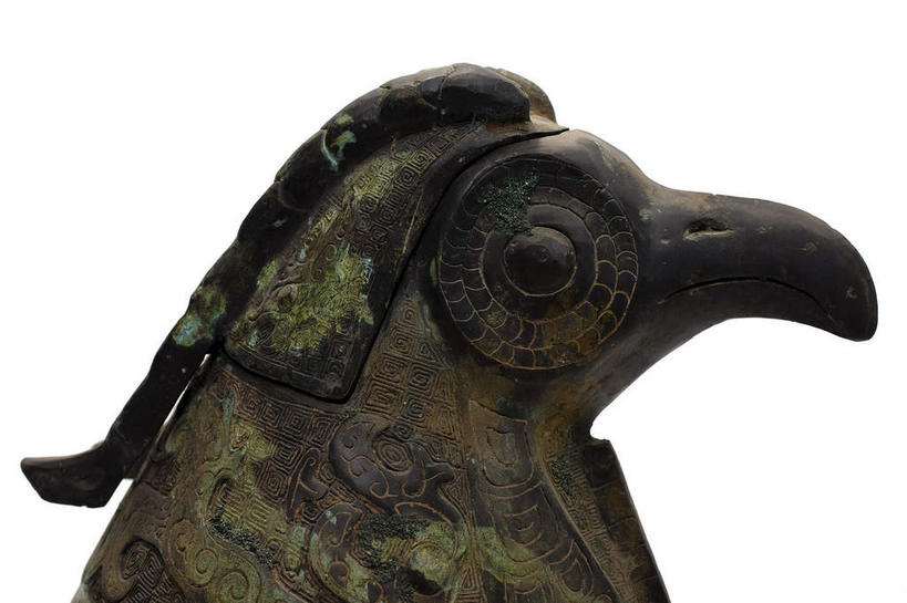 头,脖子,无人,横图,室内,特写,白天,白色背景,侧面,鸟,静物,金属制品,雕塑,阴影,艺术,装饰,生锈,反射,金属,鸟类,雕刻,雕像,影子,古典,注视,文化,文物,一个,一只,工艺品,观察,看,摄影,影棚,单个,古董,观看,纪念,腐蚀,侵蚀,美术,察看,古物,关注,摄影棚,主题,陈列,古玩,青铜,功能,美学,青铜器,腐化,锈迹斑斑,头部,脖,颈,颈部,半身,彩图,影棚拍摄,拍摄,青铜制品,子乍弄鸟尊