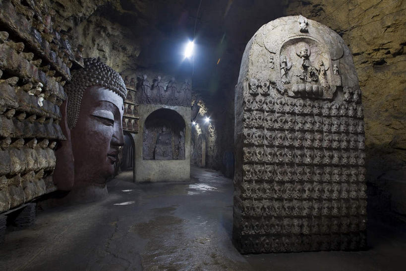 无人,横图,室内,白天,正面,旅游,度假,地板,门,标志建筑,地标,建筑,雕塑,中国,亚洲,阴影,节日,艺术,装饰,光线,雕刻,雕像,影子,墙,洞,灯光,文化,娱乐,建设,山东,墙壁,墙面,工艺品,门框,祈祷,享受,休闲,健康,旅游胜地,放松,许愿,宗教,洞穴,佛教,信仰,纪念,祈求,美术,主题,陈列,东亚,山东省,济南,穴,中华人民共和国,华东地区,省会,功能,美学,鲁,济南市,释教,平安,彩图,舜耕山,千佛山,历山