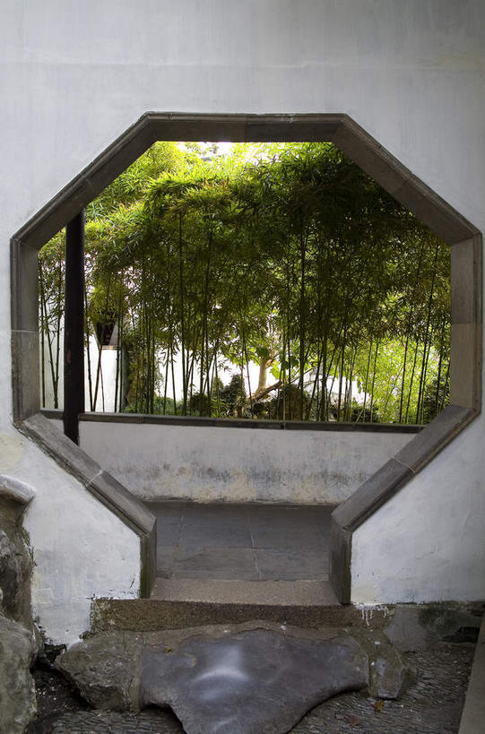 无人,竖图,室外,白天,正面,旅游,度假,名胜古迹,植物,标志建筑,地标,建筑,中国,亚洲,阴影,遗迹,光线,影子,墙,拱门,古迹,文物,娱乐,建设,古建筑,江苏,苏州,墙壁,墙面,树,树木,绿色,白色,阳光,自然,享受,休闲,旅游胜地,放松,生长,成长,古文明,东亚,江苏省,苏州市,中华人民共和国,华东地区,苏,阊门,姑苏区,留园,彩图,姑苏,吴门