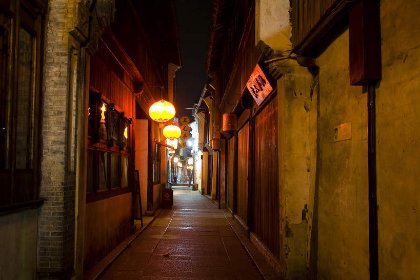 无人,家,横图,室外,夜晚,仰视,旅游,度假,名胜古迹,标志建筑,地标,建筑,照明,周庄,中国,亚洲,一排,许多,吊挂,悬挂,阴影,遗迹,整齐,光线,灯笼,瓦片,影子,纸灯笼,房屋,屋檐,屋子,灯光,很多,挂,古迹,文物,娱乐,建设,古建筑,江苏,楼房,檐,住宅,排列,灯具,享受,休闲,旅游胜地,放松,照亮,照明设备,队列,古文明,东亚,江苏省,昆山,昆山市,周庄镇,中华人民共和国,华东地区,苏,中国第一水乡,鹿城,贞丰里,彩图,低角度拍摄,房子