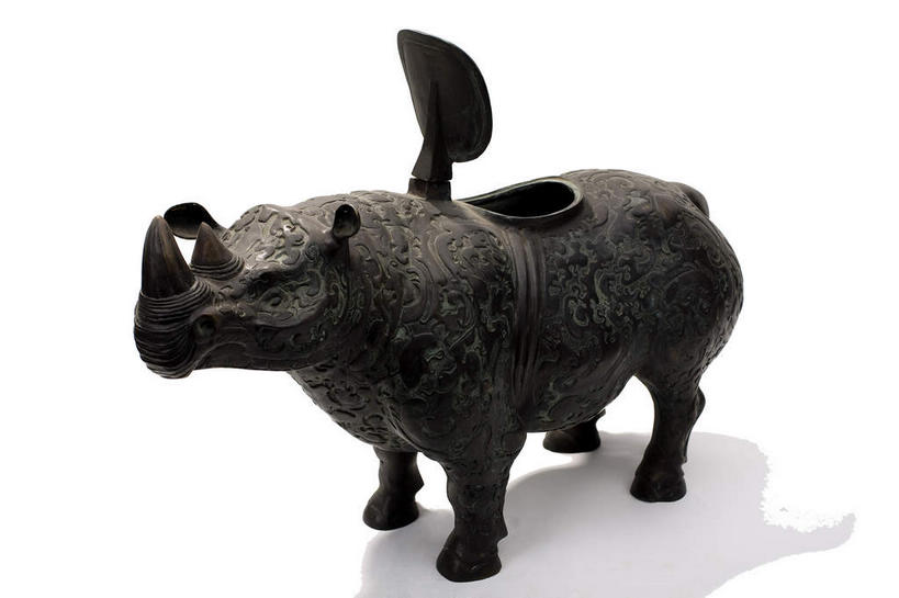 无人,横图,室内,特写,白天,白色背景,正面,静物,杯子,金属制品,金属,一个,酒杯,摄影,影棚,单个,摄影棚,樽,青铜,青铜器,彩图,全身,影棚拍摄,拍摄,青铜制品,错金银云纹青铜犀尊