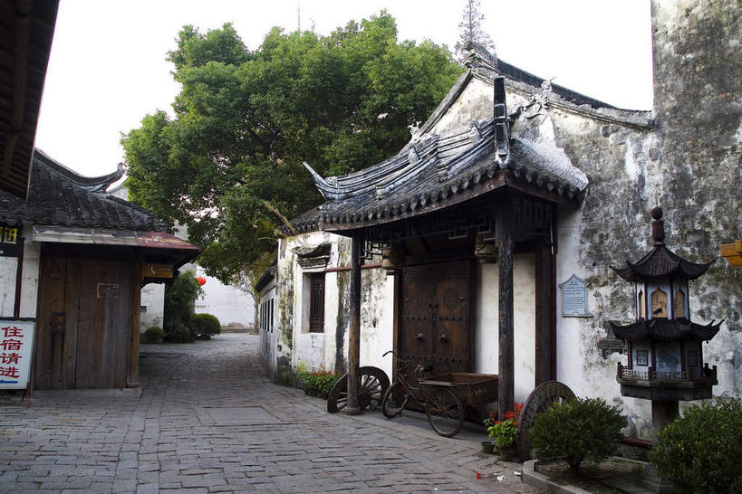 无人,家,横图,室外,白天,正面,旅游,度假,名胜古迹,植物,标志建筑,道路,地标,建筑,路,周庄,中国,亚洲,阴影,遗迹,光线,瓦片,影子,柱子,房屋,墙,屋顶,屋檐,屋子,小路,交通,顶棚,古迹,文物,娱乐,建设,古建筑,江苏,楼房,檐,墙壁,墙面,住宅,树,树木,绿色,白色,天空,阳光,自然,天,享受,休闲,旅游胜地,放松,生长,成长,古文明,东亚,江苏省,昆山,昆山市,周庄镇,中华人民共和国,华东地区,苏,中国第一水乡,鹿城,贞丰里,彩图,房子,飞檐