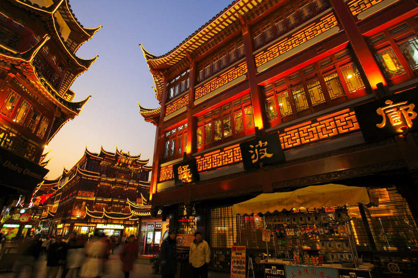 东方人,家,商店,栏杆,露台,走,横图,室外,夜晚,仰视,旅游,度假,名胜古迹,阳台,标志建筑,地标,建筑,上海,中国,亚洲,行人,游客,游人,阴影,服装,遗迹,光线,瓦片,影子,房屋,屋檐,屋子,围栏,灯光,许多人,休闲装,黄种人,古迹,文物,娱乐,建设,商铺,古建筑,护栏,楼房,檐,路人,旅客,住宅,衣服,豫园,一群人,享受,休闲,休闲服,旅游胜地,放松,服饰,申,黄浦区,古文明,东亚,上海市,中华人民共和国,沪,华东地区,市肆,商号,过客,男人,男性,年轻男性,年轻女性,女人,女性,亚洲人,步行,散步,走路,半身,彩图,低角度拍摄,房子,店铺,露天阳台,绿波廊