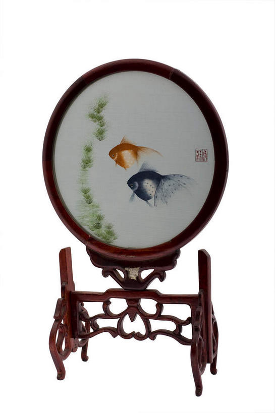 无人,竖图,室内,特写,白天,白色背景,正面,静物,刺绣,艺术,纹路,木制,鱼,纹理,手工艺品,文化,鱼类,架子,木制品,工艺品,摄影,影棚,绣,支撑,固定,高雅,摄影棚,肌理,自信心,品位,彩图,全身,影棚拍摄,拍摄,女红,针绣,针黹,黹