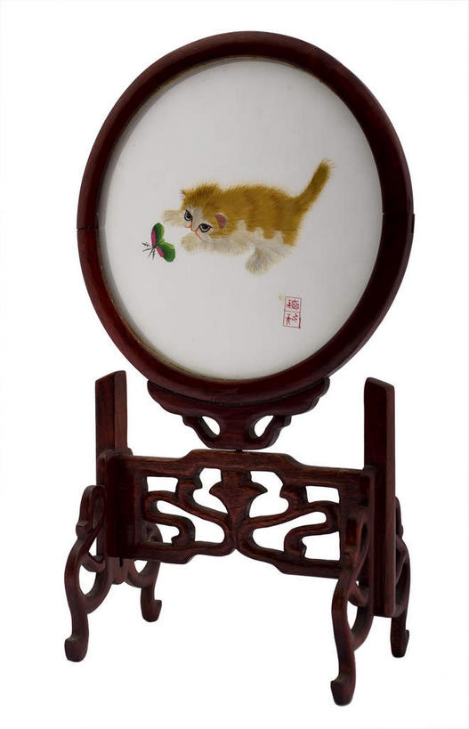 无人,竖图,室内,特写,白天,白色背景,正面,宠物,猫,静物,刺绣,艺术,纹路,木制,纹理,手工艺品,文化,架子,动物,木制品,工艺品,可爱,摄影,影棚,绣,支撑,固定,高雅,摄影棚,猫咪,肌理,自信心,品位,彩图,全身,影棚拍摄,拍摄,女红,针绣,针黹,黹