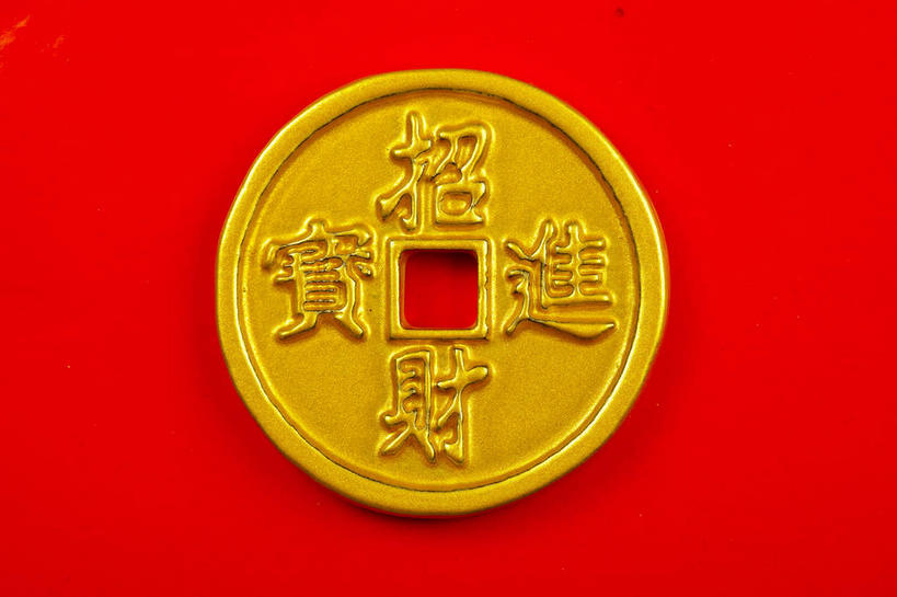 无人,横图,俯视,室内,特写,白天,爱情,奢侈,静物,珠宝,红色背景,金属,标志,文字,字符,标识,黄金,一个,汉字,摄影,影棚,单个,昂贵,贵重,中文,坚定,信念,国文,华文,贵金属,约定,宝贵,金币,彩图,高角度拍摄,影棚拍摄,拍摄,金子