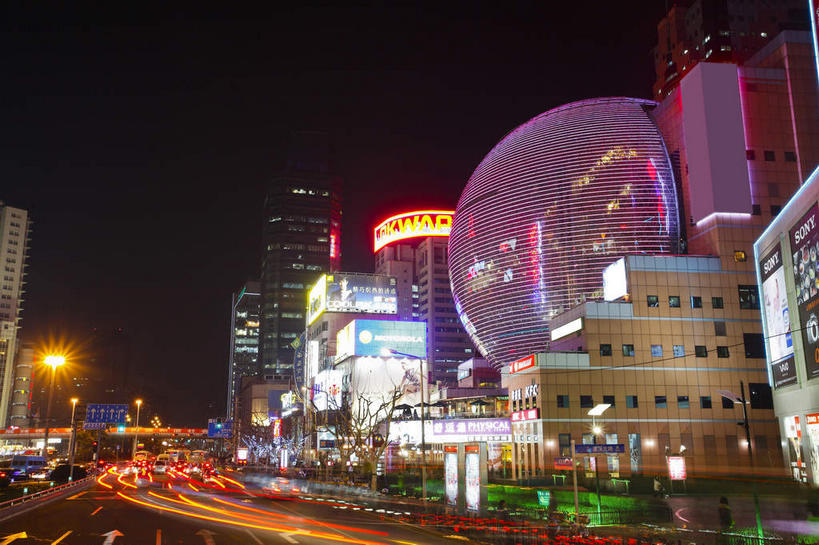 无人,高楼大厦,商店,横图,彩色,室外,夜晚,长时间曝光,仰视,购物,旅游,度假,消费,植物,窗户,落地窗,标志建筑,超市,大厦,道路,地标,建筑,路,摩天大楼,霓虹灯,桥梁,商场,夜景,公路,上海,中国,亚洲,一排,许多,阴影,整齐,并列,并排,光线,影子,天桥,桥,灯光,分界线,七彩,停车线,交通,很多,娱乐,光源,建设,霓虹,玻璃窗,灯,树,树木,排列,绿色,自然,享受,休闲,旅游胜地,放松,金融,百货,徐家汇,生长,成长,人行桥,车行道,车行道分界线,申,照明设备,队列,标线,平行,曝光,选购,玻璃幕墙,贸易,百货公司,东亚,车行线,徐汇区,上海市,美罗城,中华人民共和国,沪,华东地区,美罗大厦,氖灯,血拼,马路,彩图,低角度拍摄,大楼,高层建筑,高楼,购物商场,购物中心,摩天楼,商业中心,肇嘉浜路