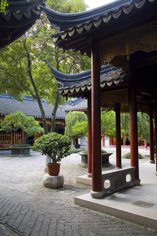 无人,寺庙,栏杆,竖图,室外,白天,正面,旅游,度假,名胜古迹,树林,植物,标志建筑,道路,地标,建筑,路,中国,亚洲,许多,阴影,节日,遗迹,光线,盆栽,瓦片,影子,柱子,屋檐,围栏,小路,走道,走廊,过道,盆景,交通,很多,燃烧,古迹,文化,文物,娱乐,建设,古建筑,江苏,苏州,护栏,檐,石板路,树,树木,绿色,阳光,自然,香火,庙宇,祈祷,享受,休闲,健康,旅游胜地,放松,许愿,宗教,信仰,生长,成长,纪念,祈求,古文明,东亚,江苏省,苏州市,寒山寺,中华人民共和国,华东地区,苏,古城区,枫桥镇,金阊区,平安,彩图,庙,寺,飞檐