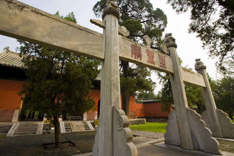 无人,家,横图,室外,白天,仰视,旅游,度假,草地,树林,植物,楼梯,标志建筑,道路,地标,建筑,路,中国,亚洲,阴影,光线,瓦片,影子,柱子,房屋,阶梯,墙,屋檐,屋子,云,云朵,牌坊,牌楼,小路,褐色,交通,云彩,文化,娱乐,建设,山东,楼房,檐,墙壁,墙面,石板路,台阶,住宅,草,树,树木,红色,蓝色,绿色,白云,蓝天,天空,阳光,自然,天,享受,休闲,墓地,汉字,旅游胜地,放松,生长,晴朗,成长,纪念,祭祀,坟墓,陵墓,表彰,荣誉,坟场,东亚,曲阜,曲阜市,山东省,中华人民共和国,华东地区,荣耀,鲁,晴空,彩图,低角度拍摄,房子,孔林,圣林,传统文化