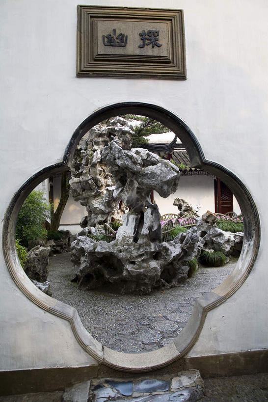 无人,竖图,室外,白天,正面,旅游,度假,石头,山,树林,植物,门,标志建筑,道路,地标,建筑,路,中国,亚洲,艺术,标志,石子,文字,字符,手工艺品,墙,庭院,山峰,小路,院子,交通,山峦,文化,娱乐,标识,建设,江苏,苏州,墙壁,墙面,石板路,树,树木,绿色,白色,自然,工艺品,门框,享受,休闲,汉字,假山,旅游胜地,放松,生长,成长,高雅,中文,东亚,江苏省,苏州市,中华人民共和国,华东地区,苏,自信心,品位,国文,华文,阊门,姑苏区,留园,石块,岩石,彩图,小山,姑苏,吴门