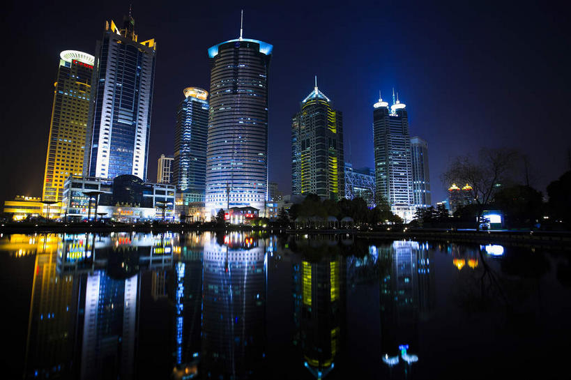无人,高楼大厦,横图,室外,夜晚,仰视,度假,河流,美景,树林,水,植物,城市风光,城市,大厦,建筑,路灯,摩天大楼,照明,上海,中国,亚洲,阴影,光线,影子,河水,景观,水流,建筑群,灯光,娱乐,建设,浦东,灯,树,树木,蓝色,绿色,倒影,蓝天,天空,自然,天,享受,休闲,景色,放松,生长,成长,照亮,申,倒映,照明设备,金融中心,陆家嘴,陆家嘴金融贸易区,浦东新区,东亚,华能联合大厦,上海招商局大厦,上海市,新上海国际大厦,中华人民共和国,沪,华东地区,反照,渣打银行大厦,彩图,低角度拍摄,大楼,高层建筑,高楼,摩天楼,世界金融大厦