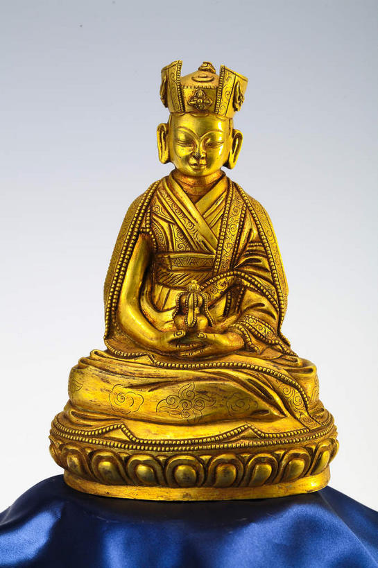 东方人,一个人,无人,坐,闭眼,盘腿,竖图,室内,特写,白天,正面,民族服装,静物,帽子,雕塑,亚洲,仅一个男性,仅一个人,握,花纹,灰色背景,服装,节日,艺术,装饰,布,雕刻,雕像,图案,古典,布纹,黄种人,文化,文物,仅一个年轻男性,一个,衣服,蓝色,工艺品,祈祷,健康,金色,握着,许愿,摄影,宗教,服饰,佛教,信仰,影棚,单个,古董,纪念,祈求,布匹,美术,衣着,古物,穿着,摄影棚,主题,陈列,古玩,佛祖,佛陀,功能,美学,衣饰,释教,平安,男人,男性,年轻男性,亚洲人,闭眼睛,闭着眼,闭着眼睛,盘腿而坐,盘膝,盘着腿的,盘着腿坐,双腿交叉,坐着,彩图,全身,影棚拍摄,传统服装,民俗服,拍摄