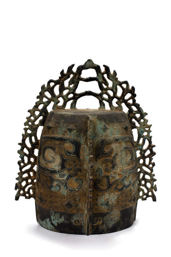 无人,竖图,室内,特写,白天,白色背景,正面,静物,金属制品,雕塑,阴影,艺术,装饰,生锈,反射,金属,雕刻,雕像,影子,乐器,古典,文化,文物,一个,工艺品,摄影,影棚,单个,古董,纪念,打击乐器,腐蚀,侵蚀,美术,古物,摄影棚,主题,陈列,古玩,编钟,青铜,功能,美学,青铜器,腐化,锈迹斑斑,彩图,影棚拍摄,拍摄,青铜制品