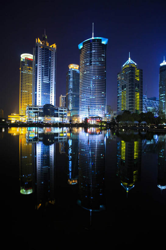 无人,高楼大厦,竖图,室外,夜晚,仰视,度假,湖,湖泊,美景,树林,水,植物,窗户,落地窗,城市风光,城市,大厦,建筑,路灯,摩天大楼,照明,上海,中国,亚洲,一排,许多,阴影,整齐,并列,并排,光线,影子,湖面,景观,水流,水面,建筑群,灯光,很多,娱乐,建设,浦东,玻璃窗,灯,树,树木,排列,蓝色,绿色,倒影,蓝天,天空,自然,湖水,天,享受,休闲,景色,放松,生长,成长,照亮,申,倒映,照明设备,队列,平行,玻璃幕墙,金融中心,陆家嘴,陆家嘴金融贸易区,浦东新区,东亚,华能联合大厦,上海招商局大厦,上海市,新上海国际大厦,中华人民共和国,沪,华东地区,反照,渣打银行大厦,彩图,低角度拍摄,大楼,高层建筑,高楼,摩天楼,世界金融大厦