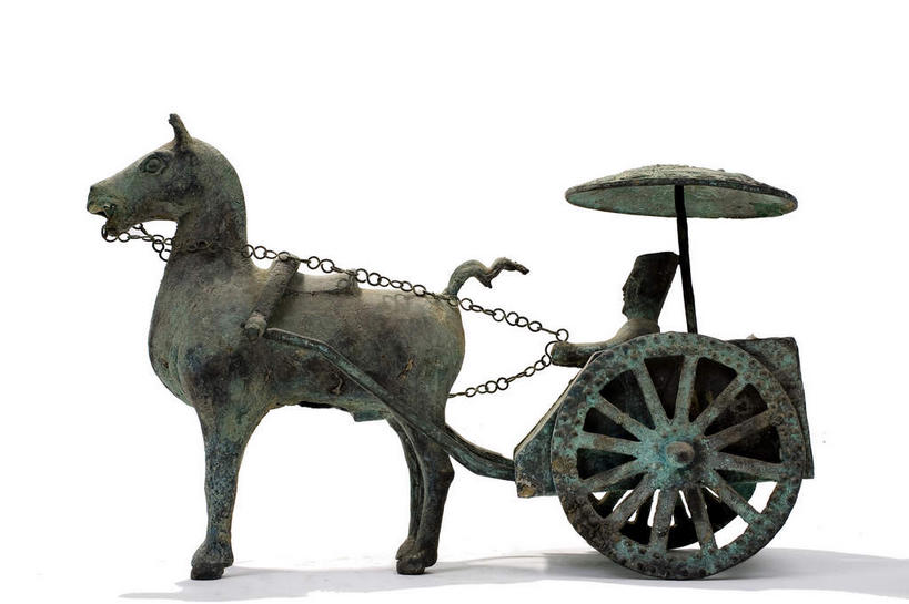 东方人,一个人,无人,站,坐,横图,室内,特写,白天,白色背景,侧面,民族服装,马,野生动物,静物,金属制品,雕塑,亚洲,仅一个男性,仅一个人,握,阴影,服装,艺术,装饰,生锈,反射,金属,雕刻,雕像,影子,马车,古典,拿,拿着,黄种人,文化,文物,一匹,车,仅一个年轻男性,一个,衣服,动物,工艺品,交通工具,驾驶,行驶,站着,握着,运输,摄影,服饰,牲畜,影棚,单个,古董,纪念,操纵,腐蚀,侵蚀,美术,控制,衣着,古物,穿着,载具,摄影棚,主题,驾车,陈列,古玩,操控,青铜,功能,美学,把持,青铜器,衣饰,腐化,锈迹斑斑,男人,男性,年轻男性,亚洲人,站立,坐着,彩图,全身,影棚拍摄,传统服装,民俗服,拍摄,青铜制品,轺车