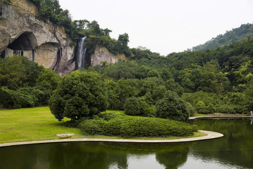 无人,横图,室外,白天,仰视,旅游,度假,草地,草坪,湖,湖泊,石头,美景,瀑布,山,山脉,水,植物,中国,亚洲,阴影,飞溅,溅,光线,石子,液体,影子,湖面,景观,山峰,水滴,水流,水面,悬崖,山峦,娱乐,浙江,水珠,草,树,树木,浙江省,绿色,倒影,天空,阳光,自然,湖水,群山,天,享受,休闲,景色,放松,生长,成长,倒映,喷洒,自然风光,东亚,绍兴,柯岩,中华人民共和国,华东地区,浙,绝壁,绍兴市,反照,跌水,石块,岩石,彩图,低角度拍摄,柯岩风景区,绍兴柯岩风景区