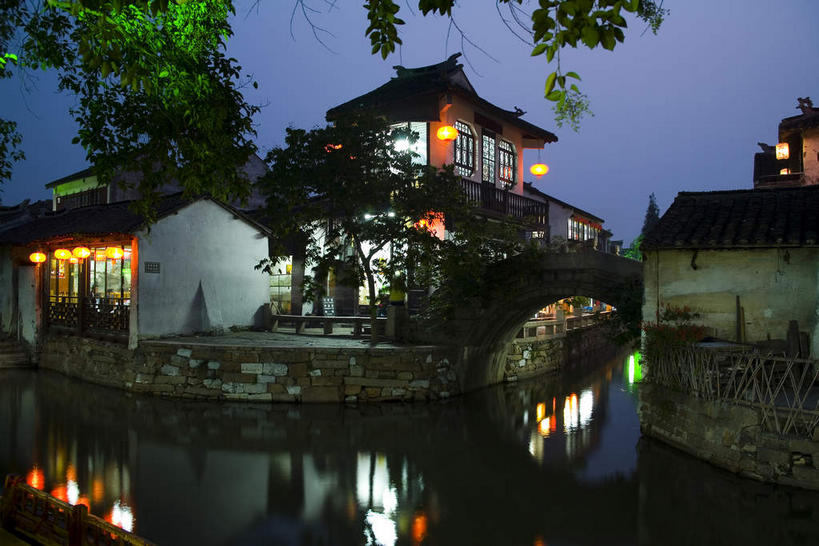 无人,家,横图,室外,夜晚,正面,旅游,度假,河流,名胜古迹,水,植物,标志建筑,地标,建筑,照明,周庄,中国,亚洲,阴影,遗迹,光线,灯笼,瓦片,影子,纸灯笼,房屋,屋檐,屋子,河水,水流,灯光,古迹,文物,娱乐,建设,古建筑,江苏,楼房,檐,住宅,树,树木,红色,绿色,倒影,自然,灯具,享受,休闲,旅游胜地,放松,生长,成长,照亮,倒映,照明设备,古文明,东亚,江苏省,昆山,昆山市,周庄镇,中华人民共和国,华东地区,苏,中国第一水乡,反照,鹿城,贞丰里,彩图,房子