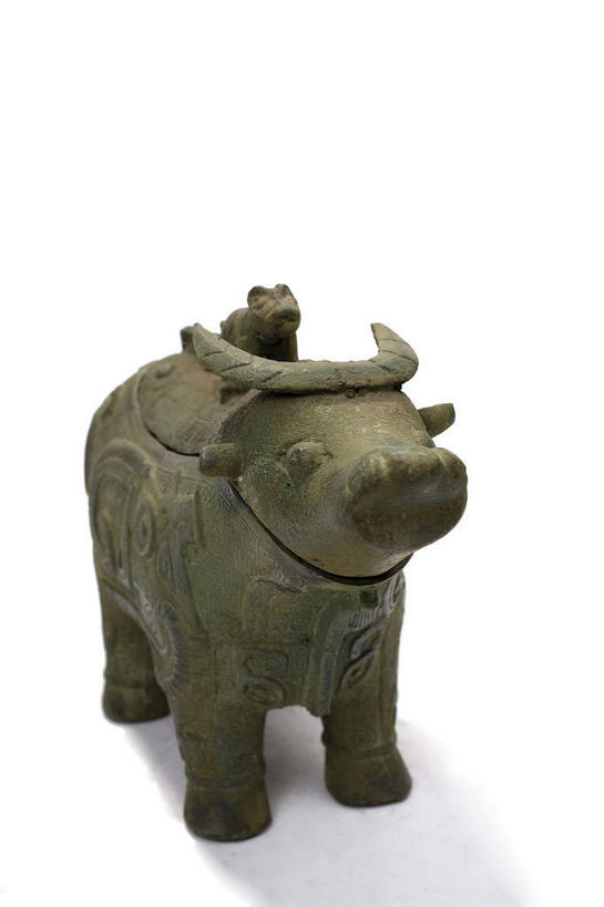 无人,竖图,室内,特写,白天,白色背景,正面,静物,杯子,金属制品,金属,一个,酒杯,摄影,影棚,单个,摄影棚,樽,青铜,青铜器,彩图,全身,影棚拍摄,拍摄,青铜制品,牛尊,牺尊