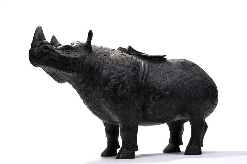 无人,横图,室内,特写,白天,白色背景,正面,静物,杯子,金属制品,金属,一个,酒杯,摄影,影棚,单个,摄影棚,樽,青铜,青铜器,彩图,全身,影棚拍摄,拍摄,青铜制品,错金银云纹青铜犀尊