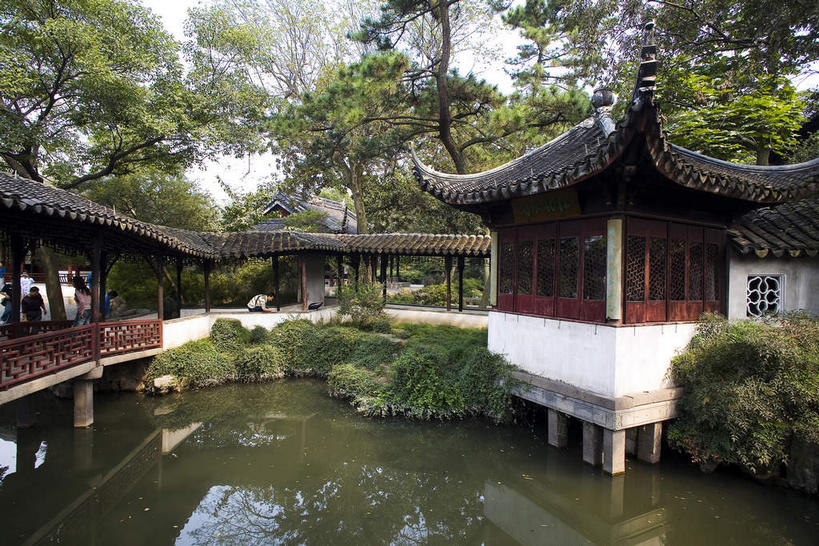 无人,家,栏杆,横图,室外,白天,正面,旅游,度假,草地,草坪,名胜古迹,植物,标志建筑,地标,建筑,中国,亚洲,阴影,遗迹,光线,瓦片,影子,柱子,房屋,屋檐,屋子,池塘,水池,围栏,走道,走廊,过道,古迹,文物,娱乐,建设,古建筑,江苏,苏州,护栏,楼房,檐,住宅,草,树,树木,绿色,倒影,阳光,自然,享受,休闲,旅游胜地,放松,生长,成长,倒映,古文明,东亚,江苏省,苏州市,拙政园,中华人民共和国,华东地区,苏,反照,苏州园林,中国园林之母,彩图,房子